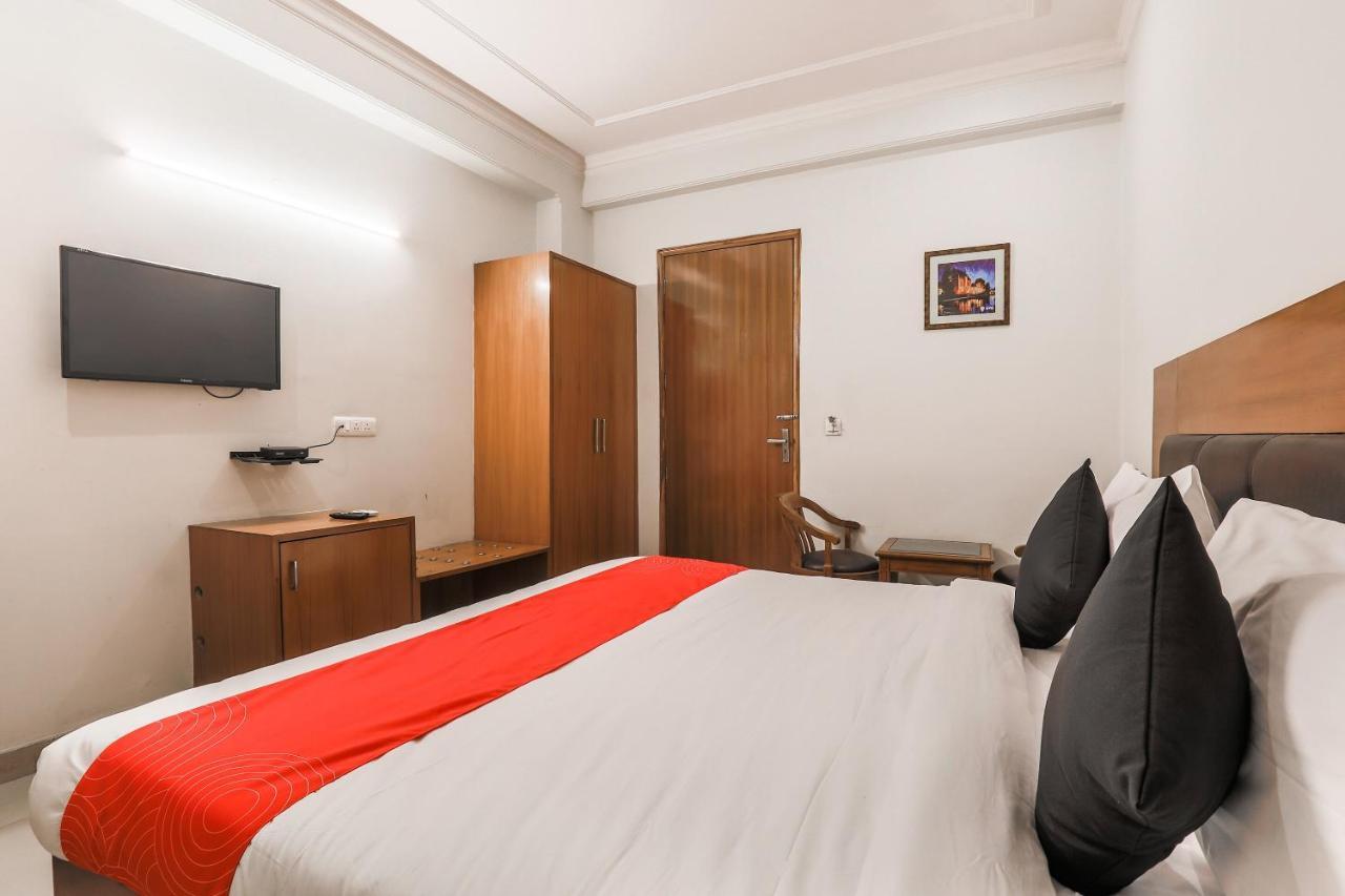 Collection O 426 Red Carpet Hotels Noida Exterior photo