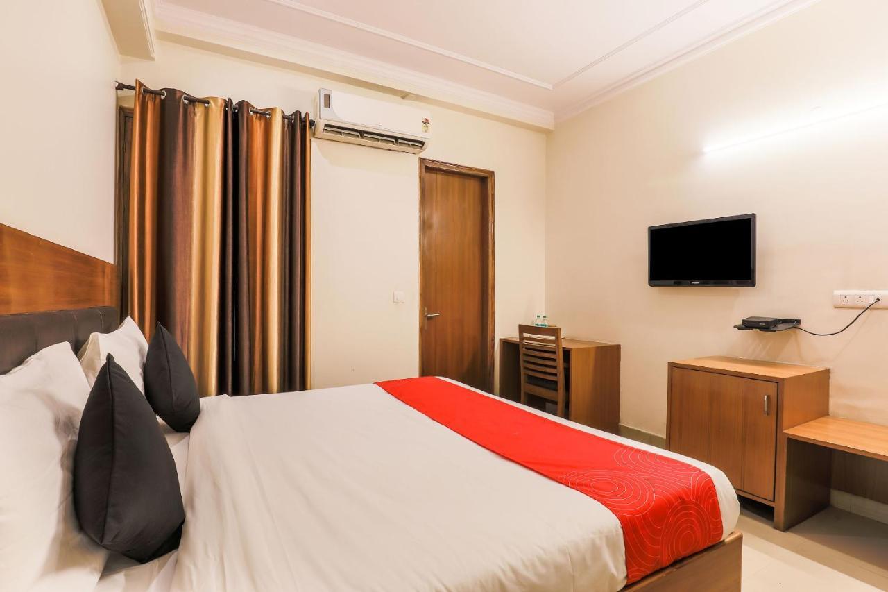 Collection O 426 Red Carpet Hotels Noida Exterior photo