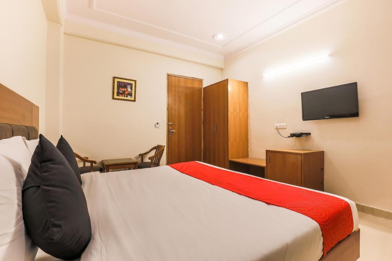 Collection O 426 Red Carpet Hotels Noida Exterior photo