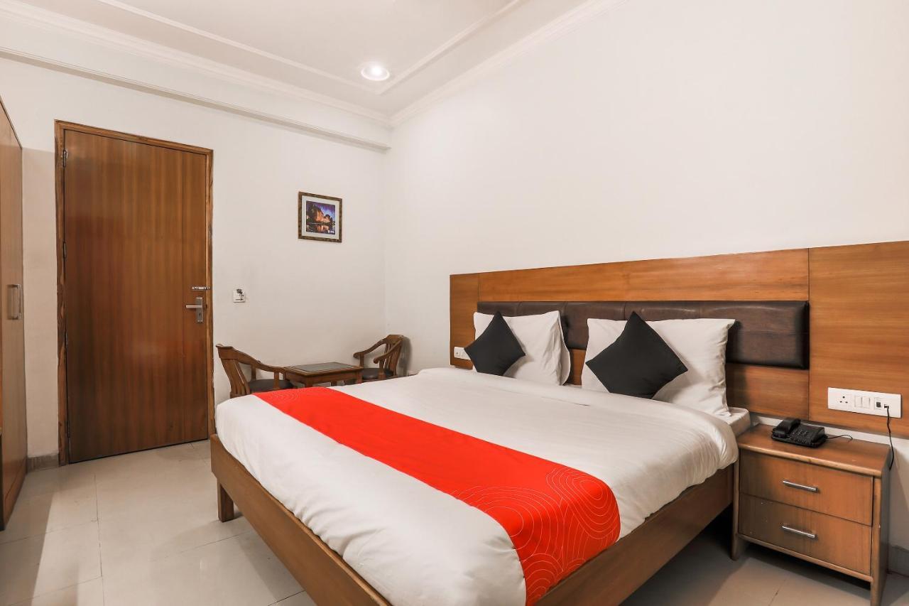 Collection O 426 Red Carpet Hotels Noida Exterior photo