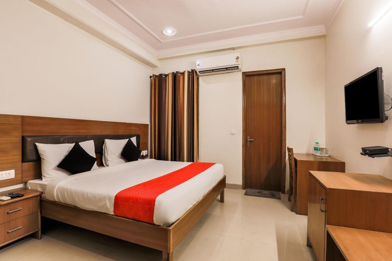 Collection O 426 Red Carpet Hotels Noida Exterior photo